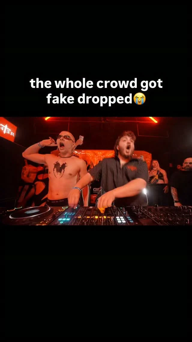 Whole crowd getting fake dropped😭